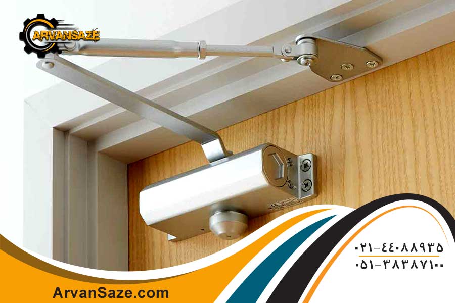 آرام بند استیل نصب شده روی درب اتاقی چوبی